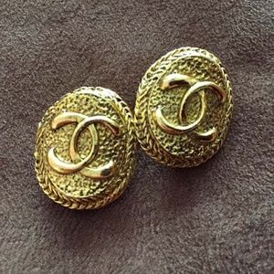 CHANEL VINTAGE AUTHENTIC CC LOGO GOLD-TONE EARRING